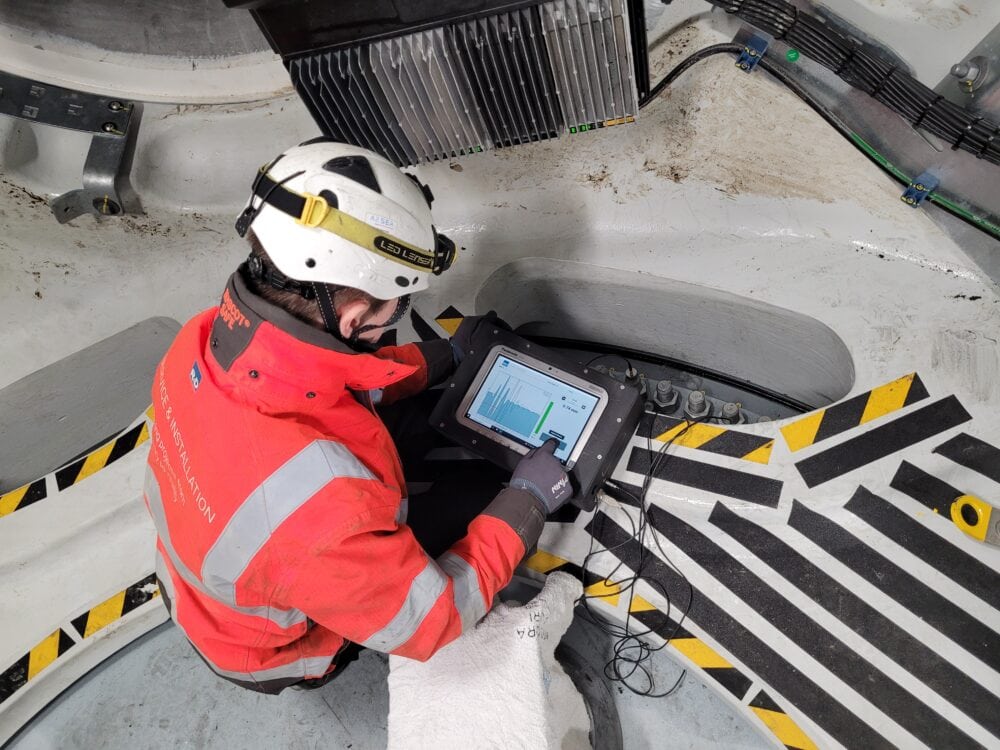 Bolt-Check specialist using the Bolt-Check tool